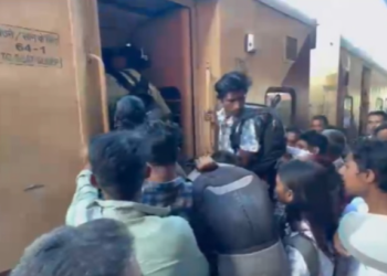 প্ৰতিবাদলৈ কিয় ইমান বাধা? শিৱসাগৰ ৰে’ল ষ্টেচনত বানপীড়িতক ৰোধৰ অভিযোগ