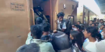 প্ৰতিবাদলৈ কিয় ইমান বাধা? শিৱসাগৰ ৰে’ল ষ্টেচনত বানপীড়িতক ৰোধৰ অভিযোগ