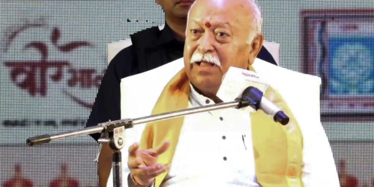 'যুৱ ধৰ্ম সংসদ'ত ভাষণৰত আৰএছএছ প্ৰধান মোহন ভাগৱত। ছবি: পিটিআই