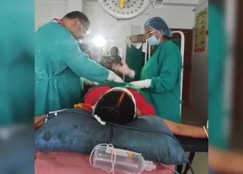 চৰকাৰী চিকিৎসালয় নে মৃত্যুফান্দ! ম’বাইলৰ পোহৰতে অস্ত্ৰোপচাৰ সম্পন্ন দুগৰাকী গৰ্ভৱতীৰ