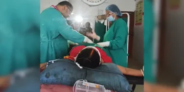 চৰকাৰী চিকিৎসালয় নে মৃত্যুফান্দ! ম’বাইলৰ পোহৰতে অস্ত্ৰোপচাৰ সম্পন্ন দুগৰাকী গৰ্ভৱতীৰ