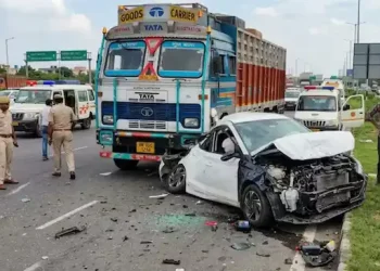 মৰ্মান্তিক! পথ দুৰ্ঘটনাত নিহত ৮ গৰাকী অভিযান্ত্ৰিক শিক্ষাৰ্থী; ট্ৰাকৰ সৈতে প্ৰচণ্ড সংঘৰ্ষ শিক্ষাৰ্থীৰ বাহনৰ
