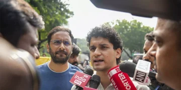 হাতত ত্ৰিৰংগ, গেট পাৰ হৈ যন্তৰ মন্তৰত প্ৰৱেশ; পুনৰ আটক চিজেপি নেতা সৌৰভ দাস-আশুতোষ ৰাংকা