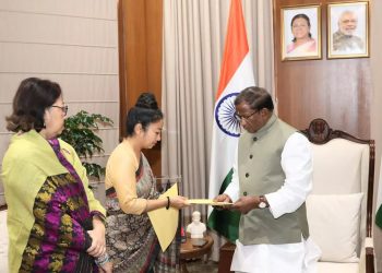 ন্যায় বিচাৰি কৰ্ট-কাছাৰীৰ দুৱাৰে দুৱাৰে গৰিমা শইকীয়া গাৰ্গ : এইবাৰ হস্তক্ষেপ  বিচাৰি ৰাজ্যপালক স্মাৰক পত্ৰ জুবিন পত্নীৰ
