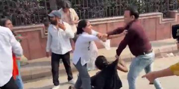 দিল্লীৰ প্ৰতিবাদত বিজেপিৰ ভেৰোণীয়া গুণ্ডাৰ অতপালি! মহিলা প্ৰতিবাদকাৰীক প্ৰহাৰ কৰি গ্ৰেপ্তাৰ চাৰি হিন্দুত্ববাদী