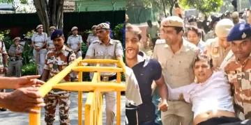 জ্ঞানেশ কুমাৰক অপসাৰণৰ দাবীত দিল্লীত ব্যাপক প্ৰতিবাদ, বন্ধ ইণ্টাৰনেট! ১১টা মেট্ৰ’ ষ্টেচনত তলা আৰক্ষীৰ
