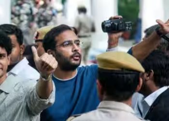 “নিজৰ দেশত ত্ৰিৰংগা উৰুওৱাটো অপৰাধ নেকি?” চিজেপি নেতাক জেললৈ প্ৰেৰণ কৰাত গৰজি উঠিল ৰাহুল-কেজৰিৱাল