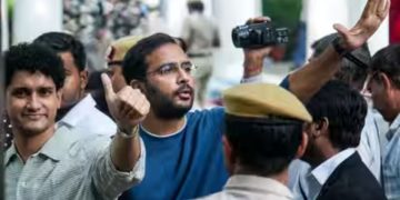 “নিজৰ দেশত ত্ৰিৰংগা উৰুওৱাটো অপৰাধ নেকি?” চিজেপি নেতাক জেললৈ প্ৰেৰণ কৰাত গৰজি উঠিল ৰাহুল-কেজৰিৱাল