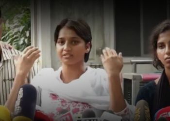 আৰক্ষীৰ প্ৰহাৰত কাণেৰে নুশুনা হ’ল দিল্লী বিশ্ববিদ্যালয়ৰ ছাত্ৰী! সংবাদমেলত ভুক্তভোগীয়ে বৰ্ণনা কৰিলে বৰ্বৰতাৰ কাহিনী