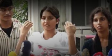 আৰক্ষীৰ প্ৰহাৰত কাণেৰে নুশুনা হ’ল দিল্লী বিশ্ববিদ্যালয়ৰ ছাত্ৰী! সংবাদমেলত ভুক্তভোগীয়ে বৰ্ণনা কৰিলে বৰ্বৰতাৰ কাহিনী