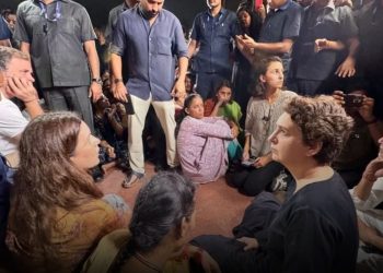 কন্যাৰ ন্যায় বিচাৰি ইণ্ডিয়া গেটত ধৰ্ণা! মাজনিশা অংকিতা ভাণ্ডাৰীৰ শোকসন্তপ্ত পিতৃ-মাতৃক কিয় আটক কৰিলে দিল্লী আৰক্ষীয়ে?