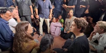 কন্যাৰ ন্যায় বিচাৰি ইণ্ডিয়া গেটত ধৰ্ণা! মাজনিশা অংকিতা ভাণ্ডাৰীৰ শোকসন্তপ্ত পিতৃ-মাতৃক কিয় আটক কৰিলে দিল্লী আৰক্ষীয়ে?