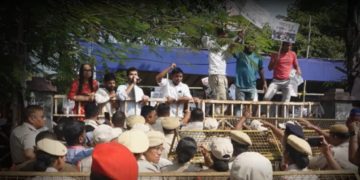 জ্ঞানেশ কুমাৰৰ পদত্যাগৰ দাবীত চচলত শতাধিক লোকৰ প্ৰতিবাদ : পথলৈ ওলাই অহাত বাধা আৰক্ষীৰ