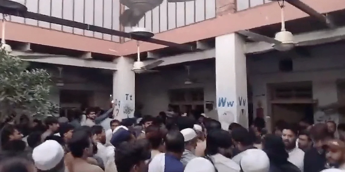 পাকিস্তানৰ পেছোৱাৰত বিদ্যালয়ৰ চাদ ভাঙি ২৯ জনৰ মৃত্যু ঘটিছে। ফটোঃ সংগ্ৰহীত।