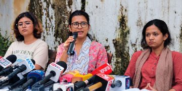 “চৰকাৰক প্ৰশ্ন কৰাত বাধা দিয়া শান্তি আমাক নালাগে!” দিল্লী আৰক্ষীৰ ‘পীচ বণ্ড’ত স্বাক্ষৰ নকৰাৰ হুংকাৰ ছাত্ৰ নেত্ৰী নেহা বৰাৰ