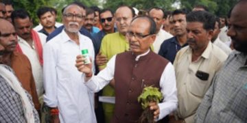 বিজেপি চৰকাৰৰ অমানৱীয় কাণ্ড; কিয় নিজৰ চৰকাৰৰ বিৰুদ্ধেই ধৰ্ণাত বহিল শিৱৰাজ সিং চৌহান?